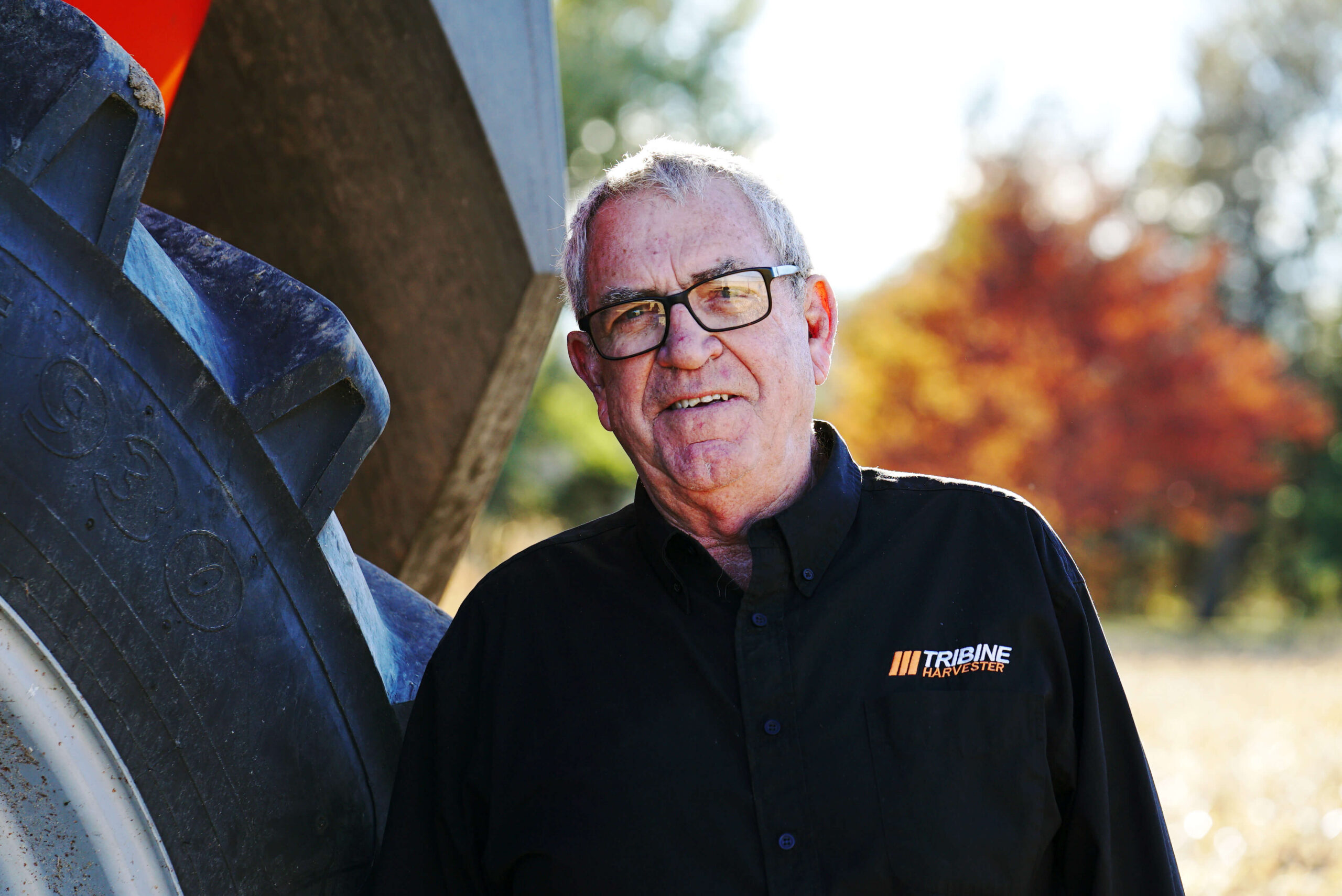 Ben Dillon posando com a máquina Tribine